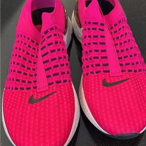 Women’s Nike tennis shoes size 8